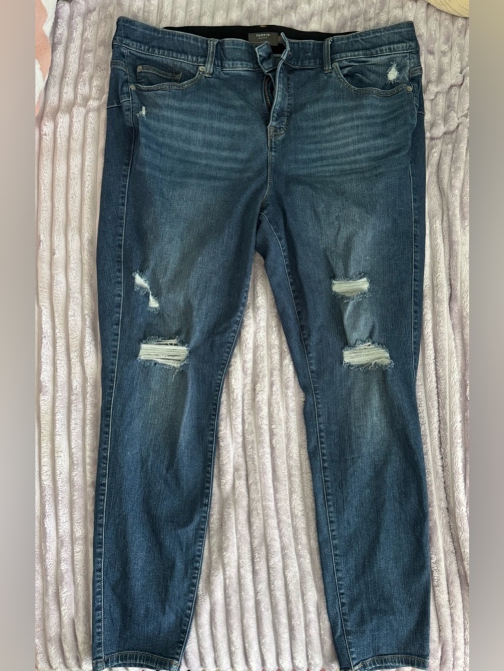 Torrid Medium Wash Bombshell Distressed Skinny Jeans size 22T